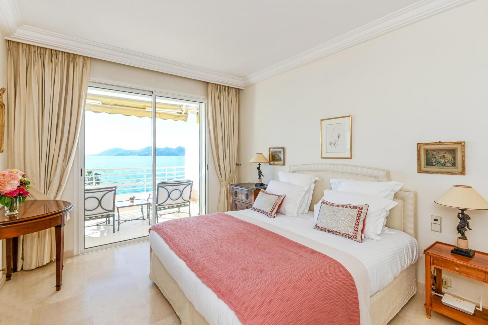 Buckingham & Lloyds - Apartment